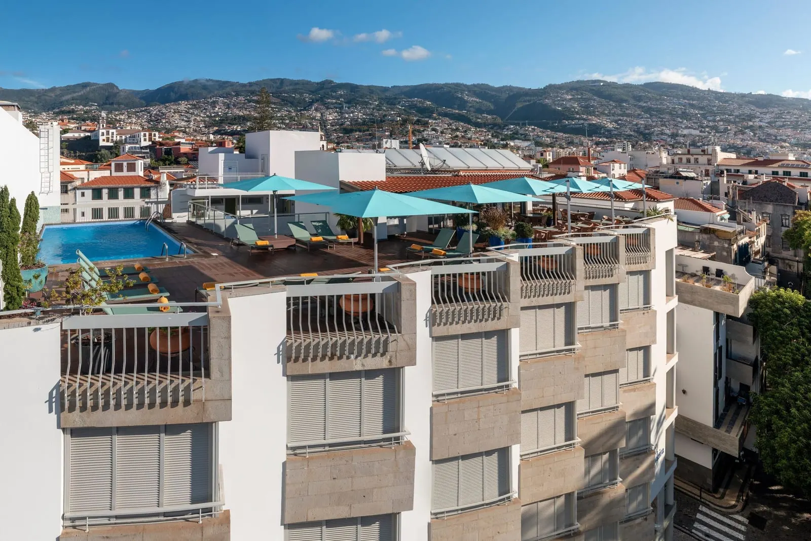 Hotel Madeira: The rooftop pool, with Funchal's hills behind