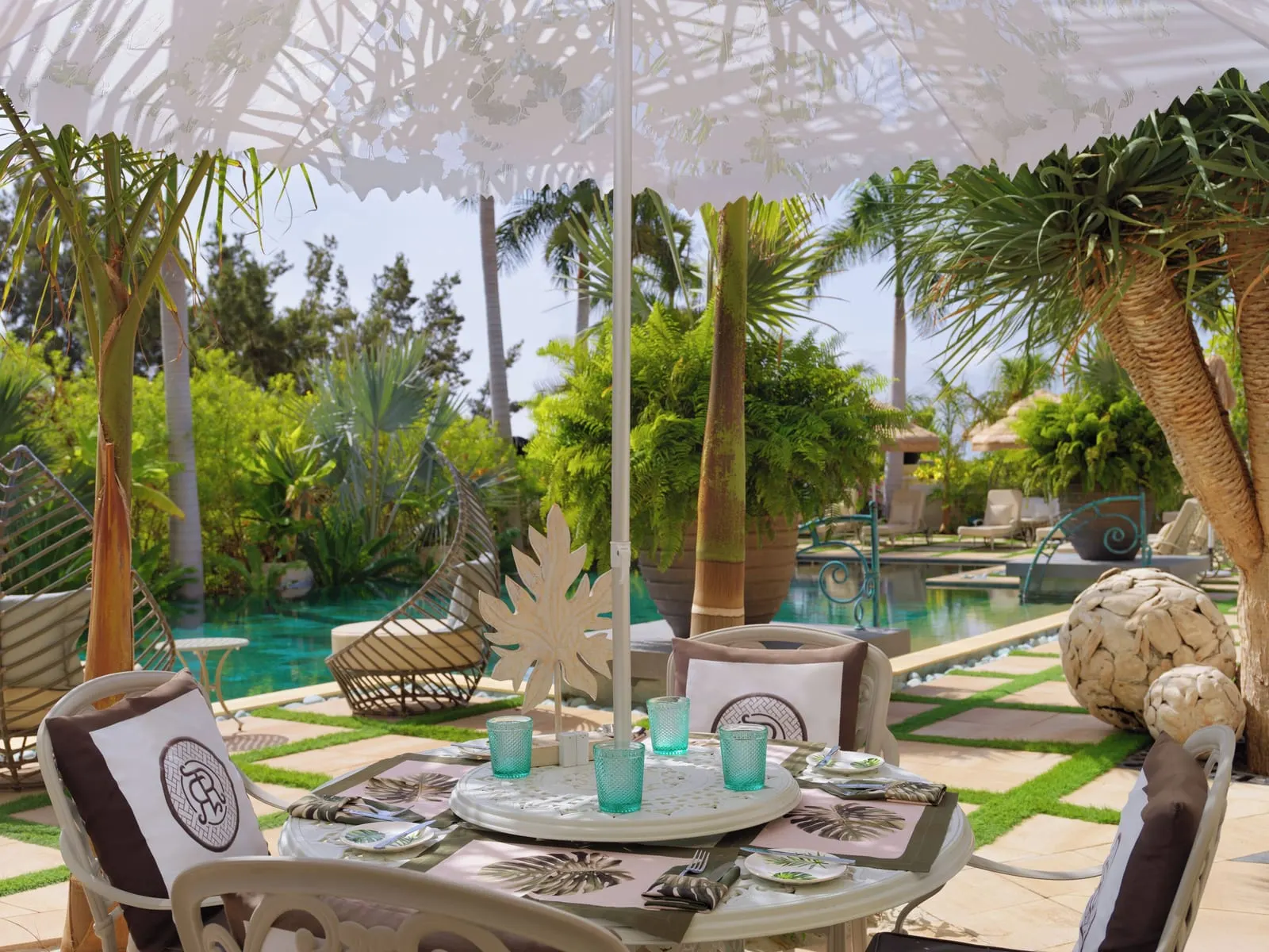 Royal River Luxury Hotel: Outdoor dining by the pool