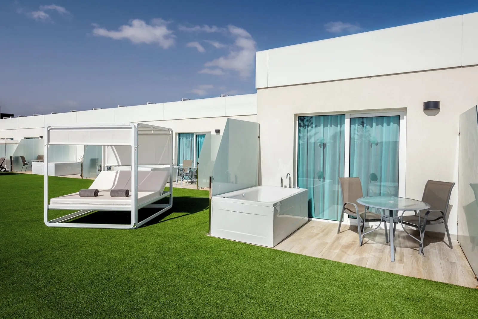 Barceló Corralejo Sands: An outdoor hot tub on a room terrace