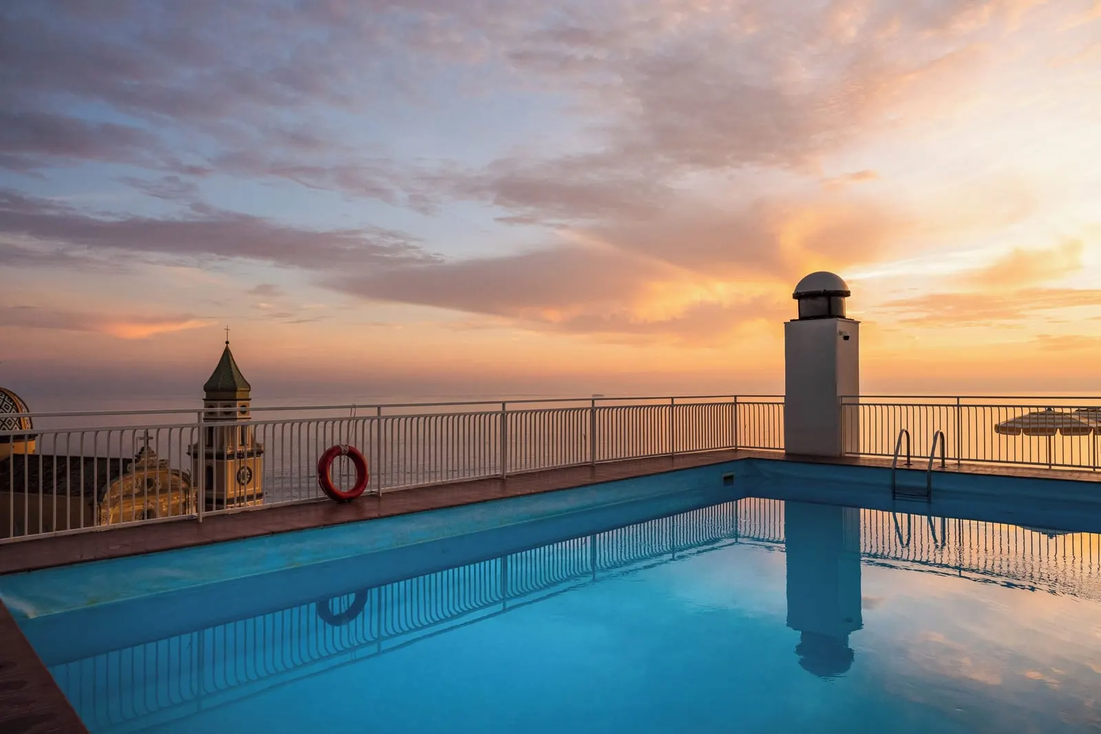 Hotel Tramonto d'Oro: The rooftop pool at dusk beside San Gennaro