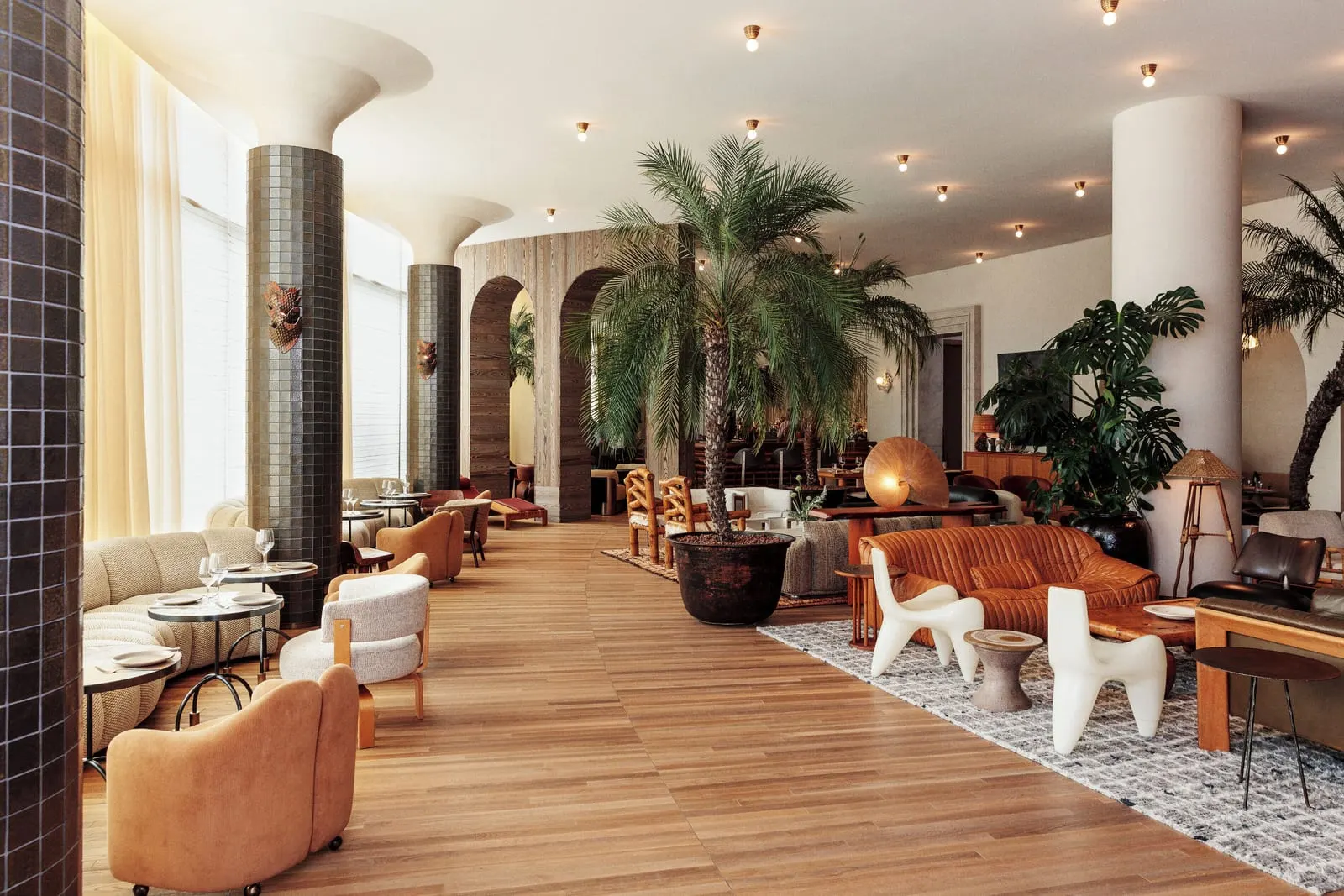 Santa Monica Proper Hotel: Pewter-glazed columns in the Palma lobby lounge