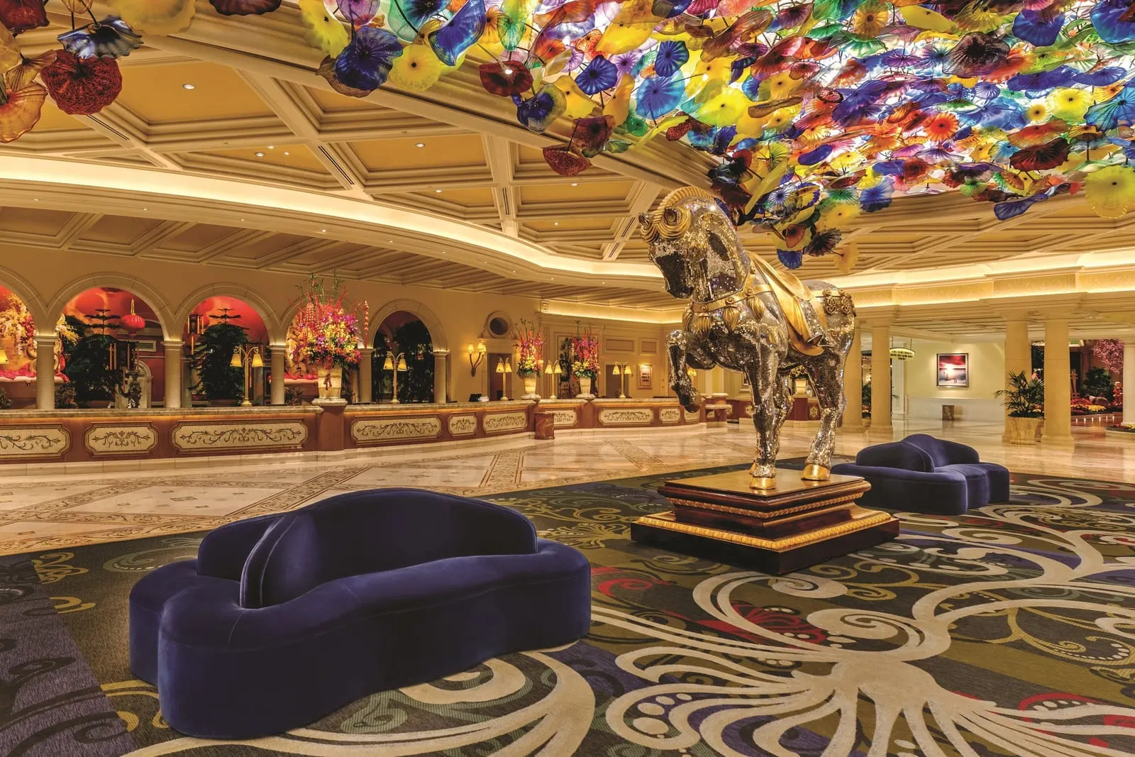 Bellagio: Chihuly's glass flowers over the lobby