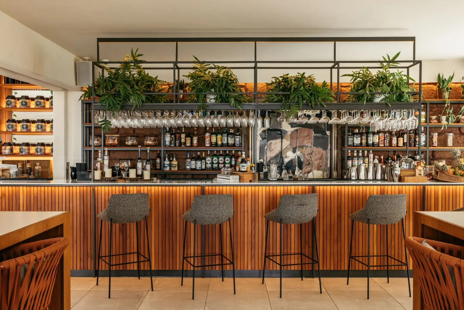 Paradisus Salinas Lanzarote: A cocktail bar lined with ferns and bottles