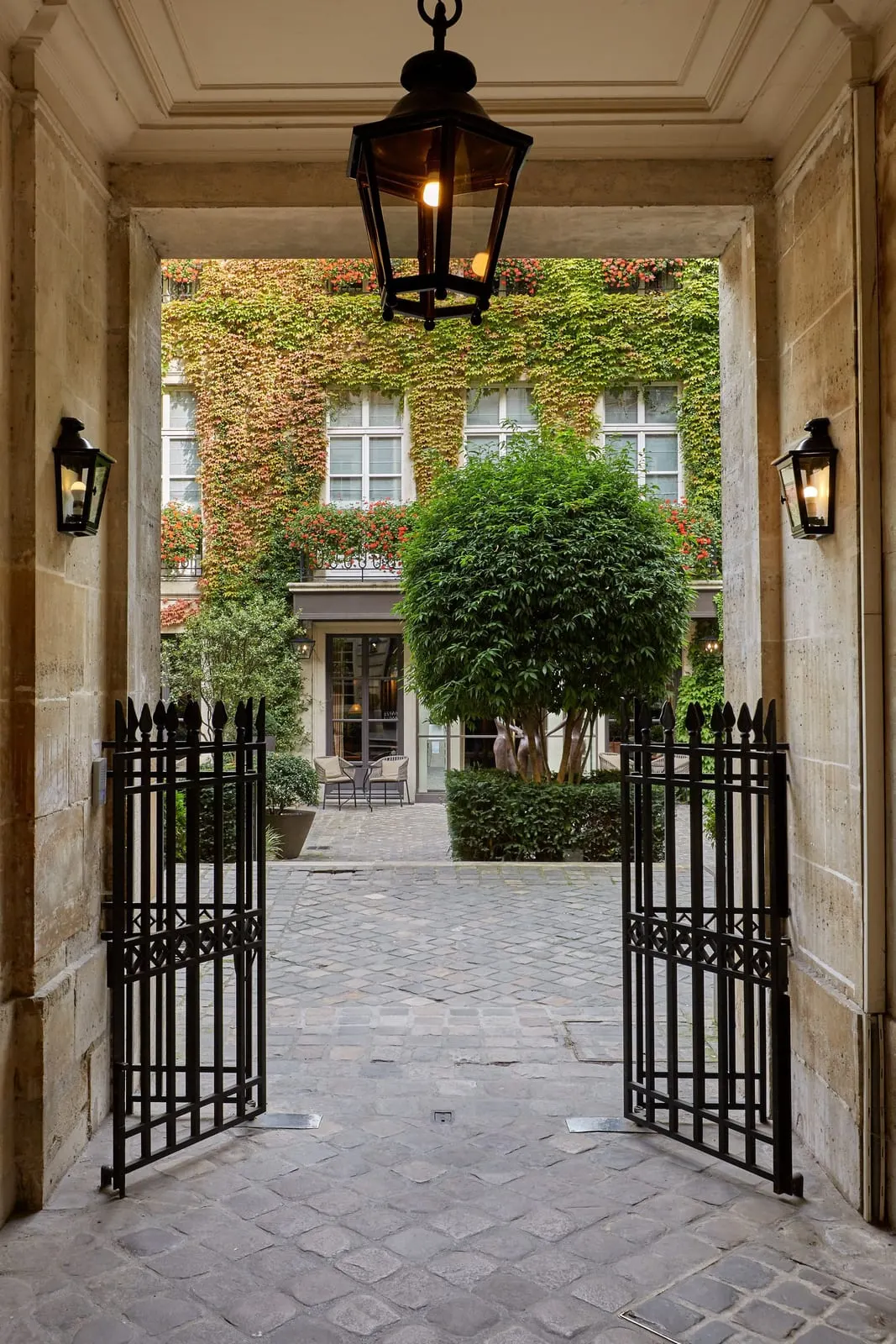Le Pavillon de la Reine: Through the gate to the cobbled courtyard