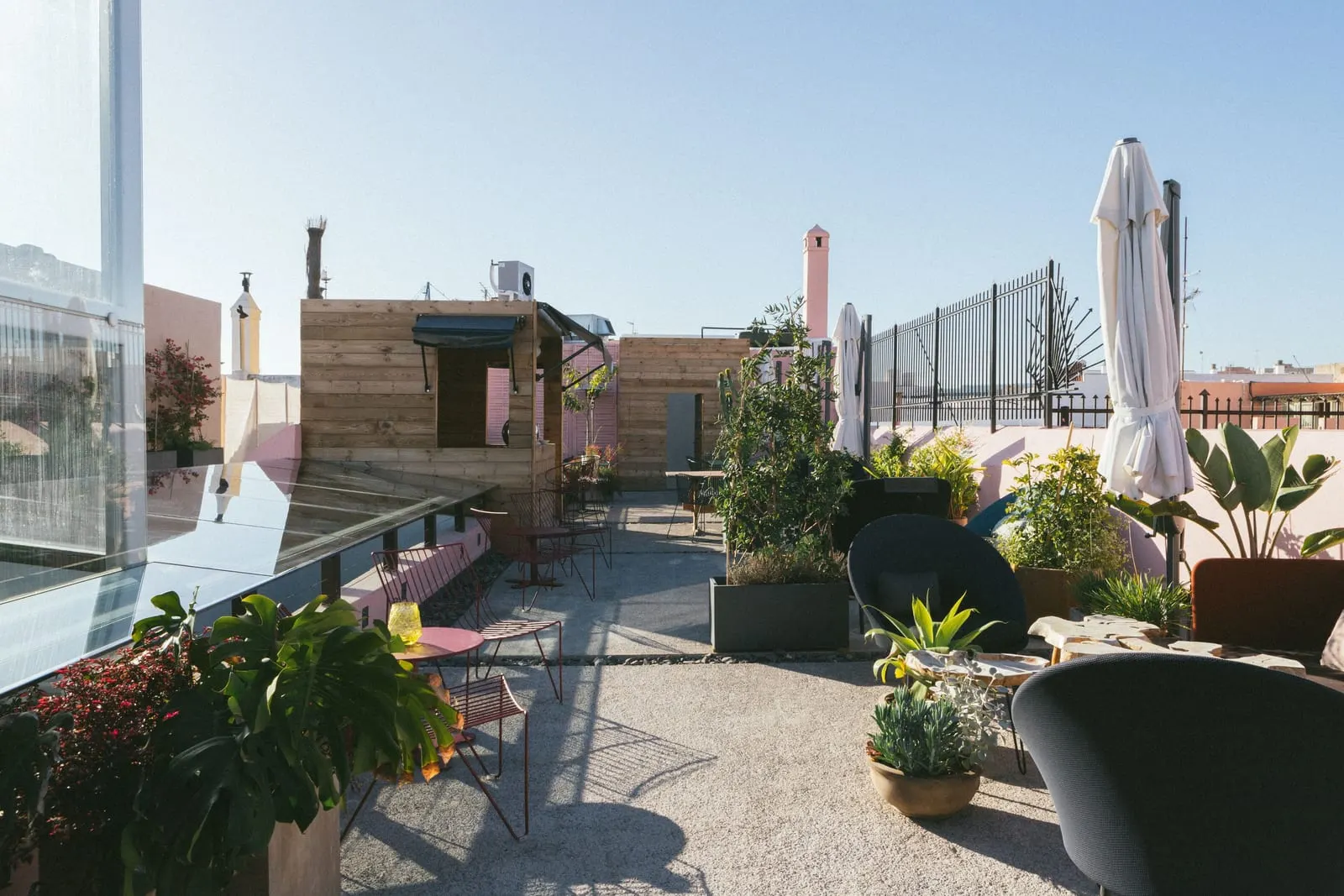 Hotel Veintiuno: Seats in sun and shade on the roof terrace