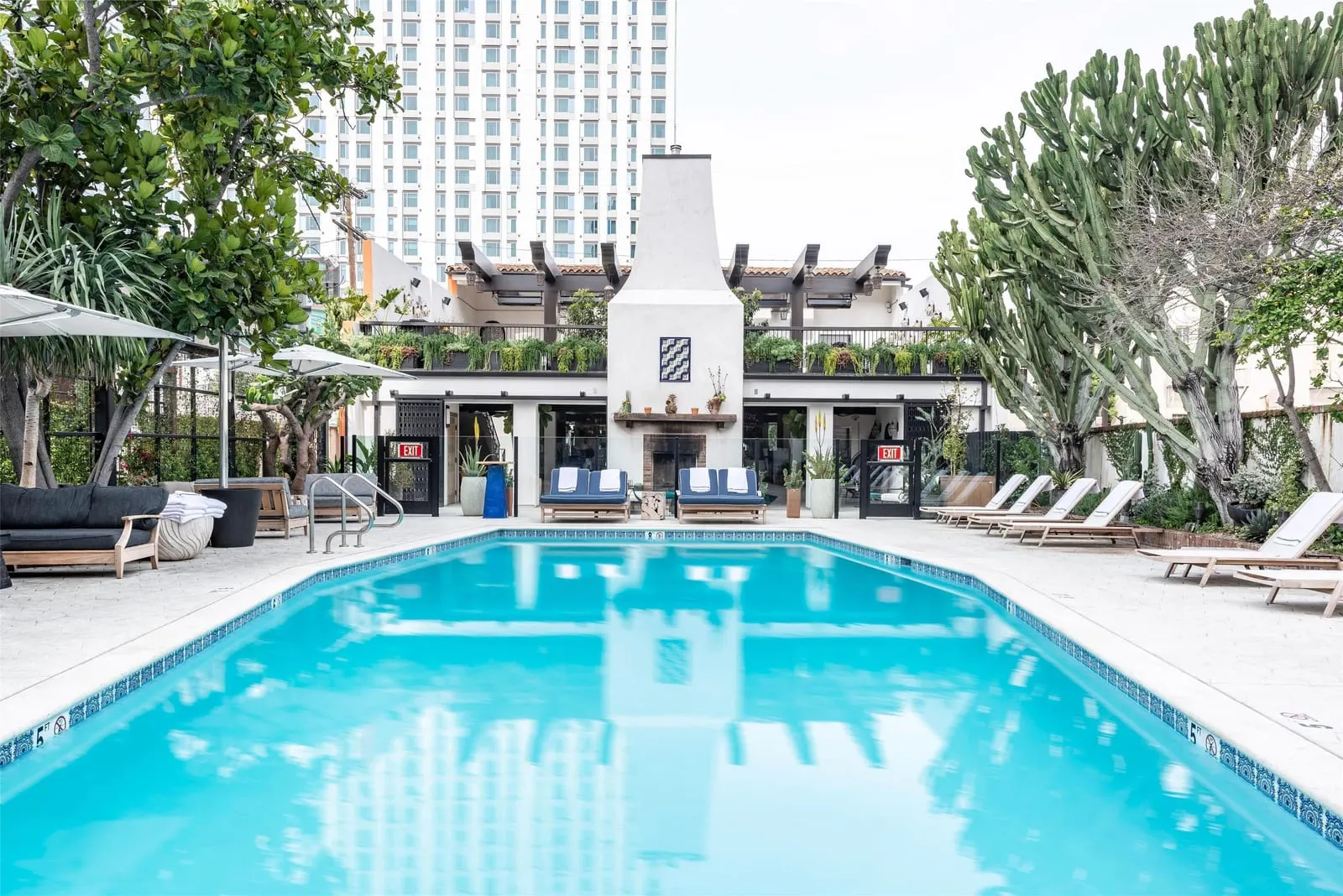 Hotel Figueroa: The heated courtyard pool and its fireplace
