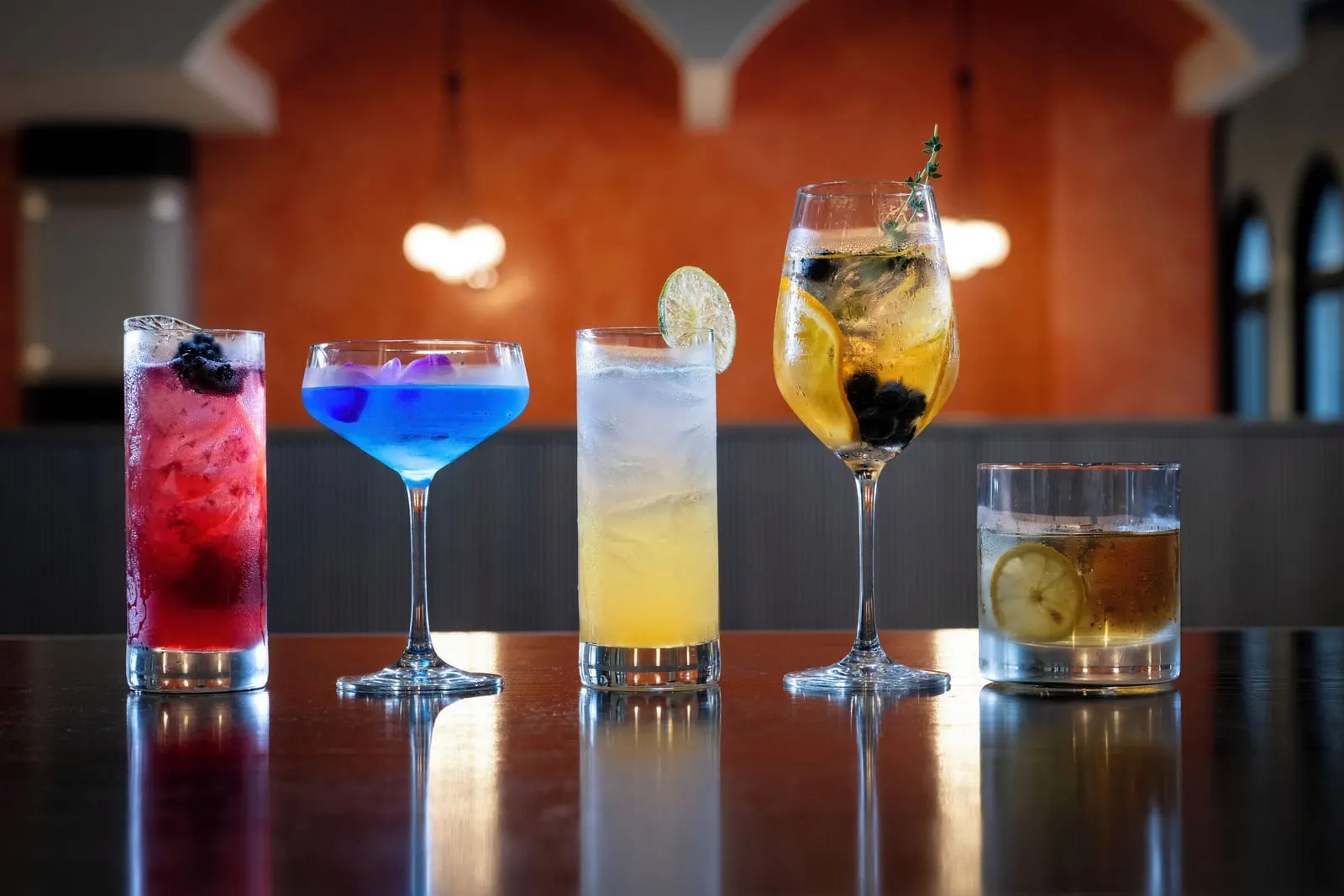 Loews Portofino Bay Hotel: Cocktails with the orange arches behind