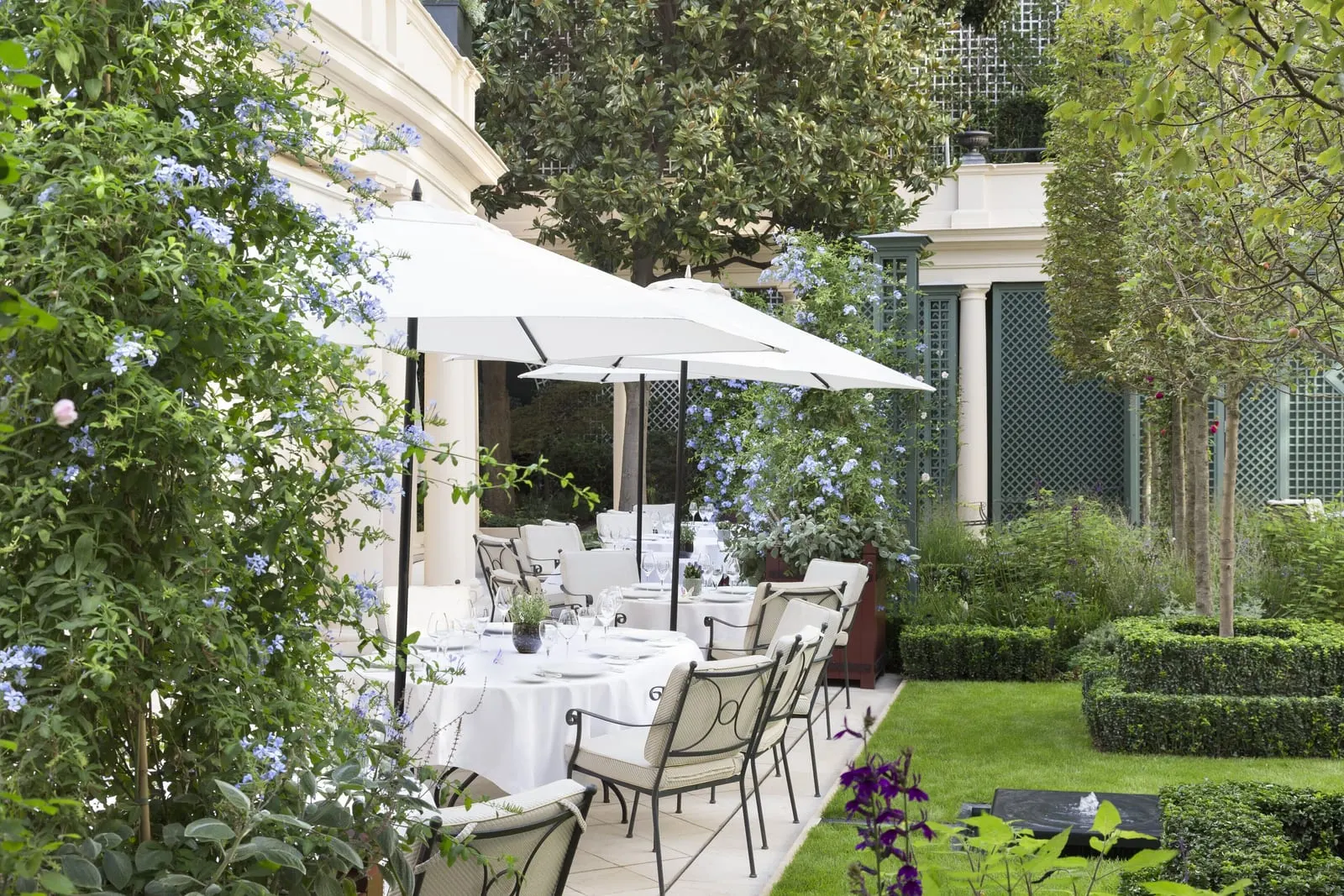 Le Bristol Paris: Tables laid on the garden terrace