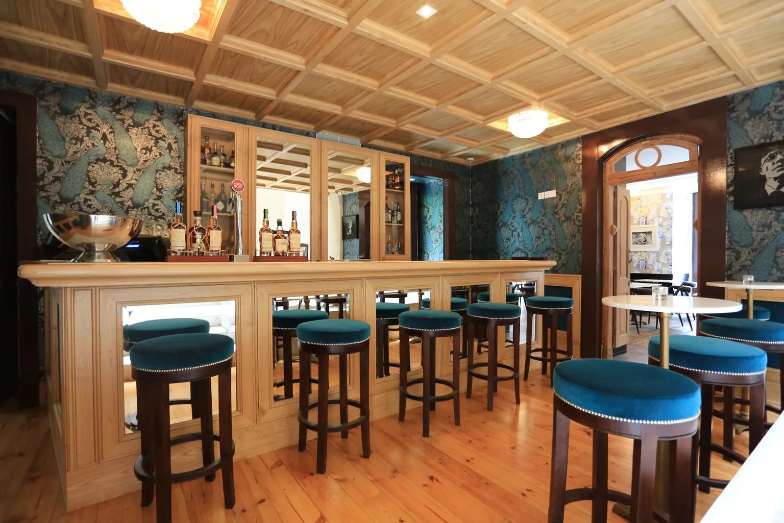Santiago de Alfama: The bar