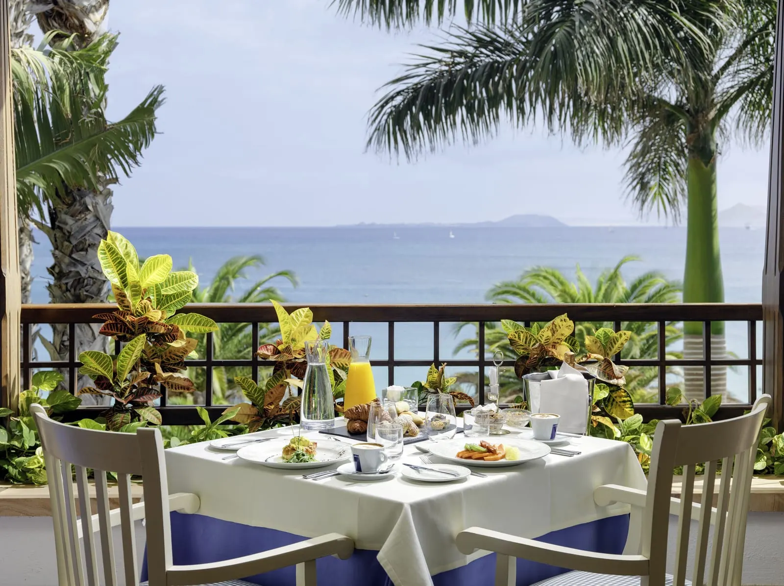 Princesa Yaiza Suite Hotel Resort: A restaurant terrace table above the sea