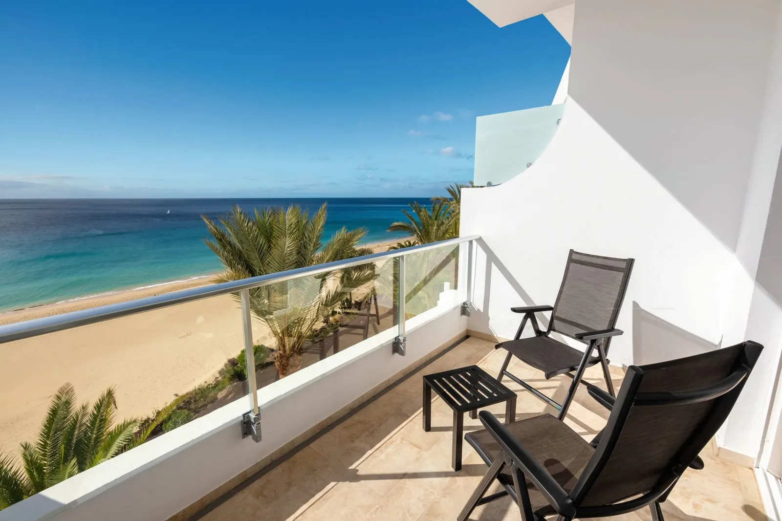 Hotel Riu Palace Jandia: A balcony over the palms and the beach