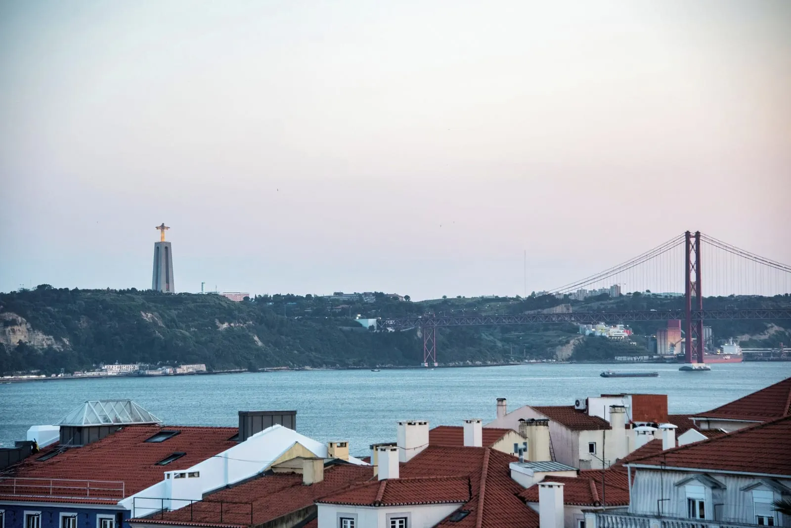 Bairro Alto Hotel: The 25 de Abril bridge from the roof