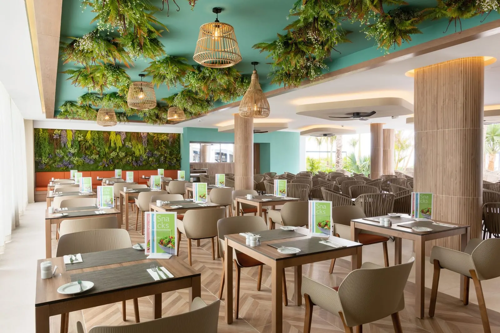 Hotel Riu Palace Jandia: Hanging greenery in the snack restaurant