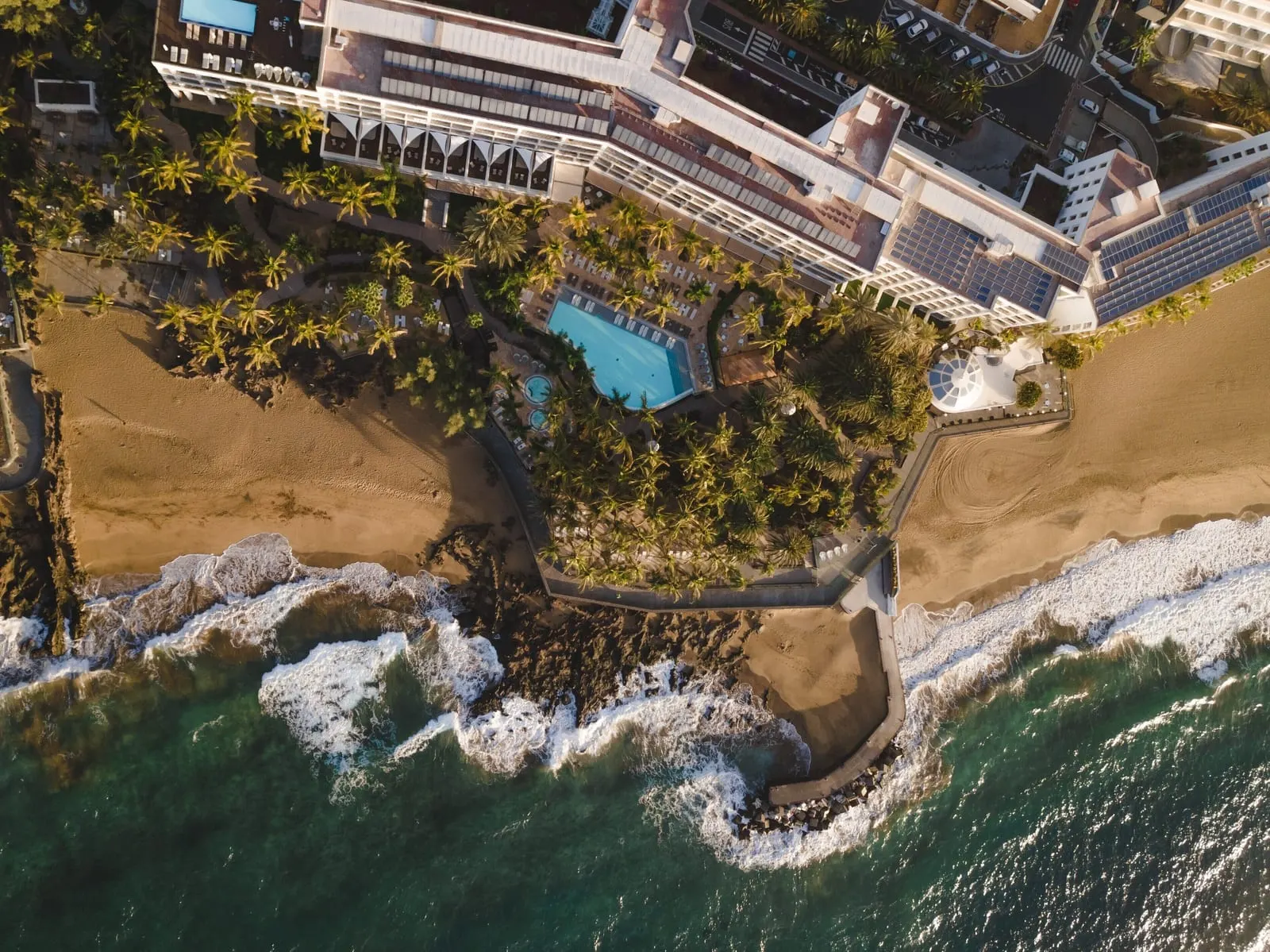 Hotel Fariones: The palm gardens on the point between two beaches