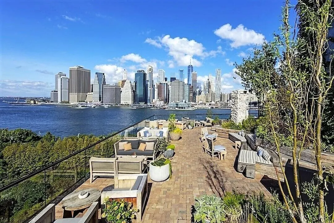 1 Hotel Brooklyn Bridge: The roof terrace above Brooklyn Bridge Park