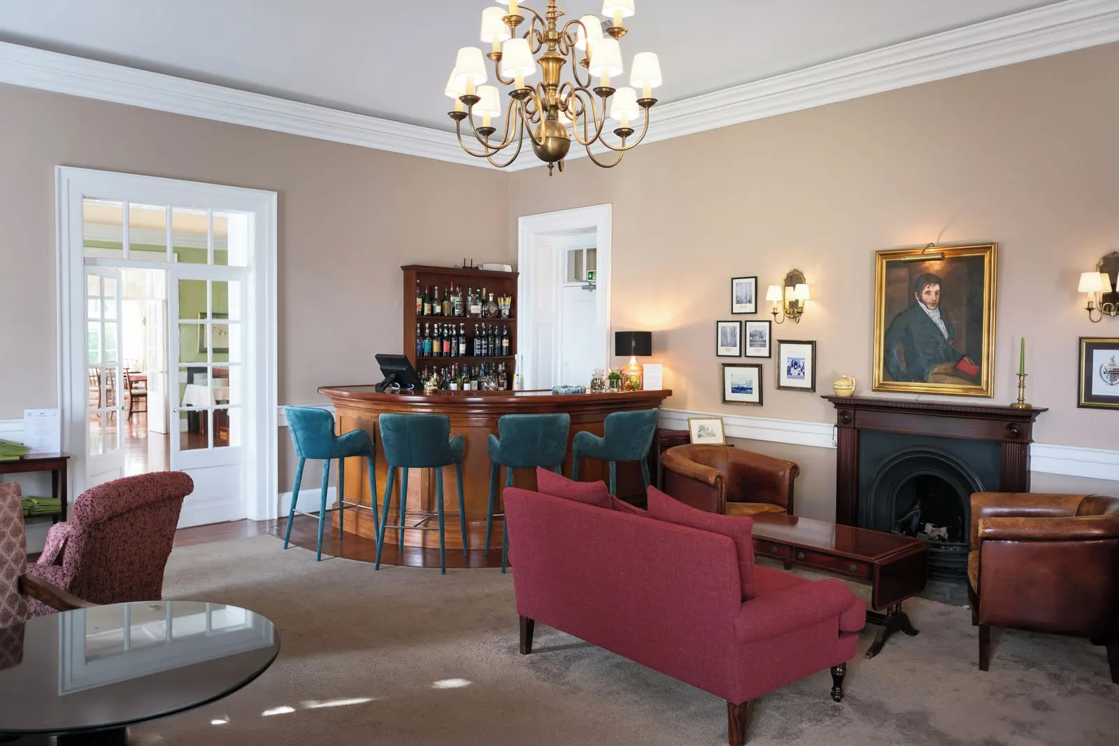 Casa Velha do Palheiro: The bar and lounge by the fireplace