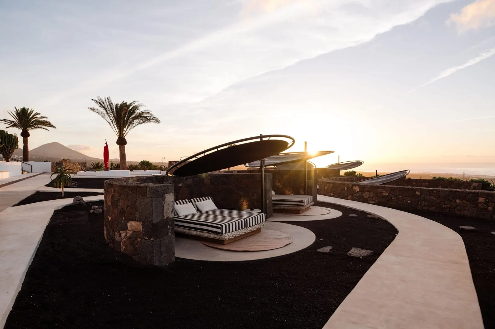 Hotel César Lanzarote: Shaded daybeds set in the black lava garden