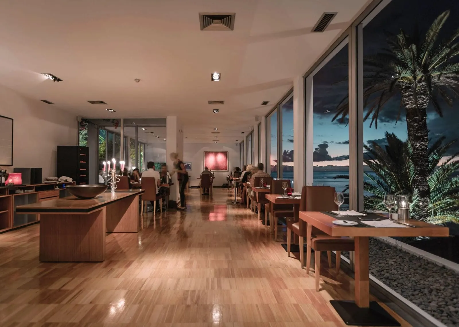 Estalagem da Ponta do Sol: The glass-walled restaurant at dusk