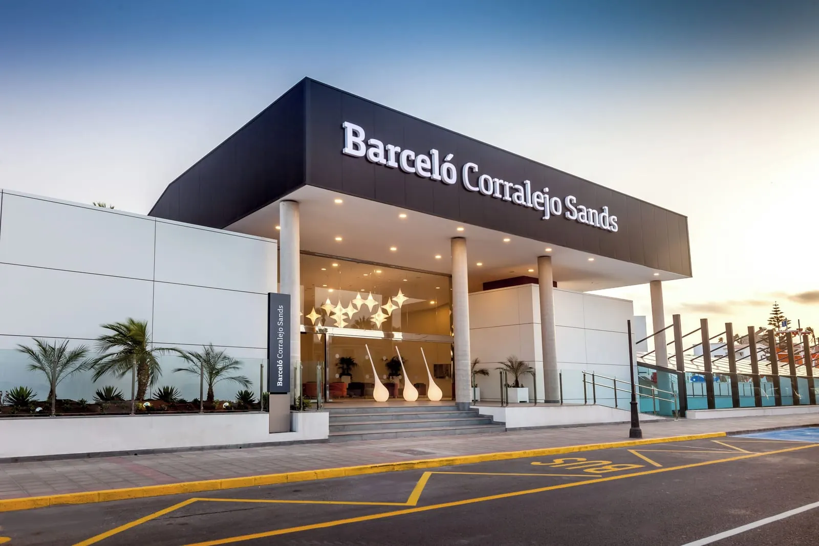 Barceló Corralejo Sands: The hotel entrance at dusk