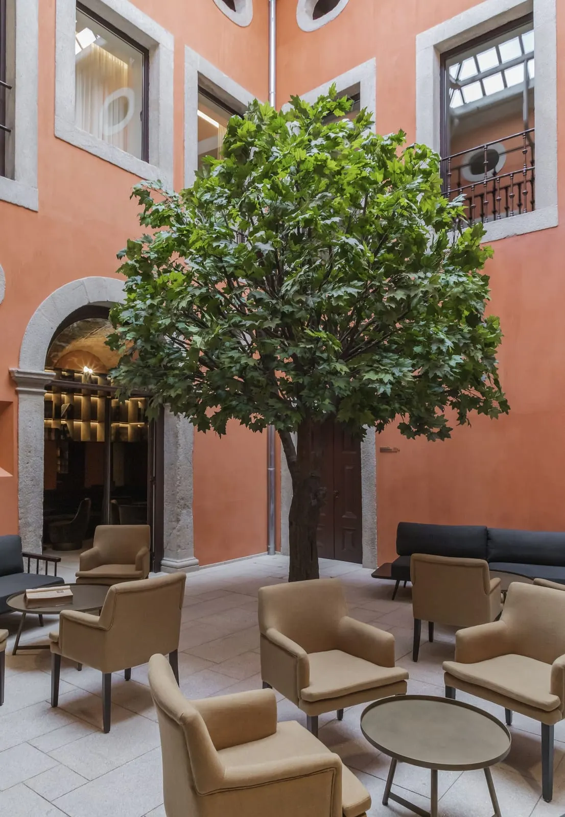 Casa da Companhia: The courtyard and its tree