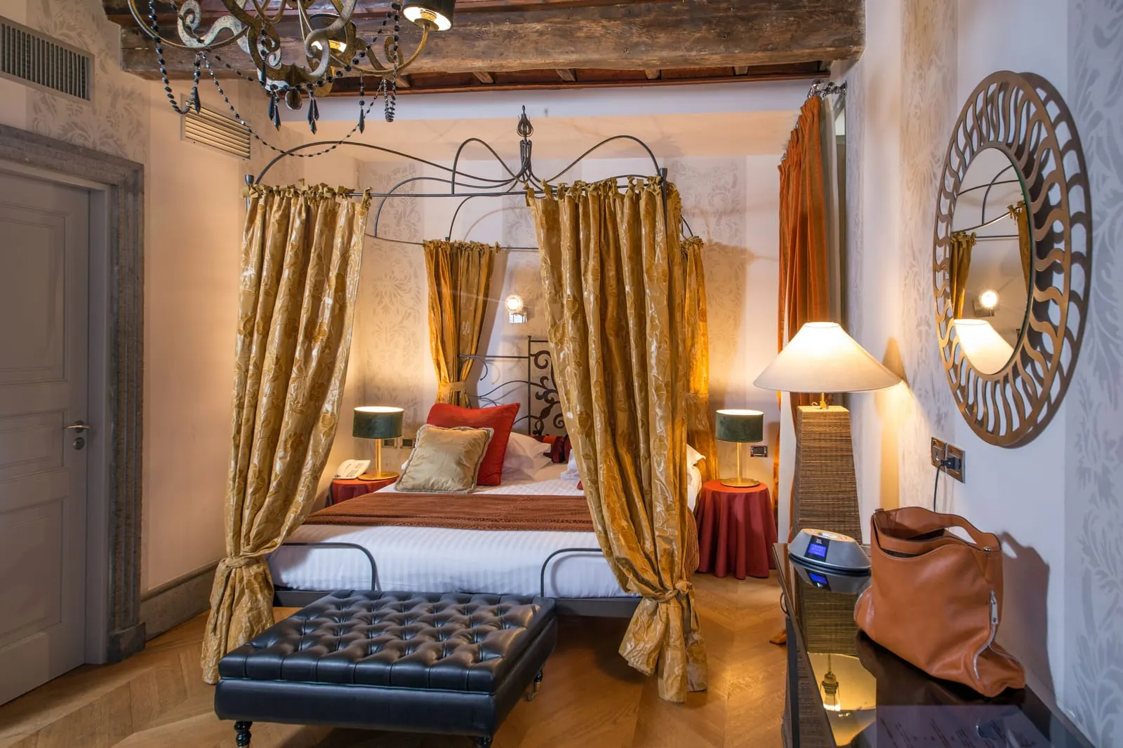 The Inn at the Roman Forum: A canopy bed under the beams