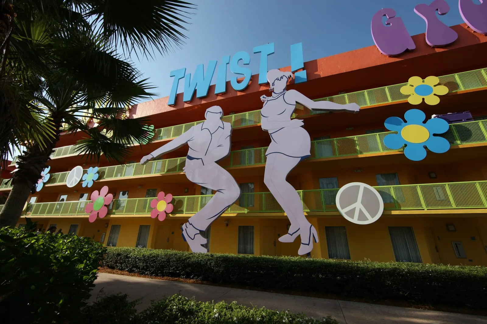 Disney's Pop Century Resort: Dancers doing the Twist on a 1960s block