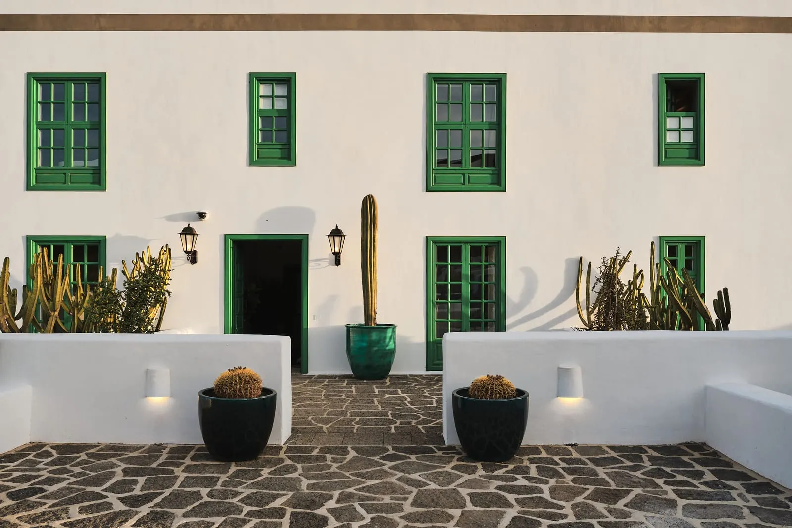 Hotel César Lanzarote: Green shutters on the white front of the house
