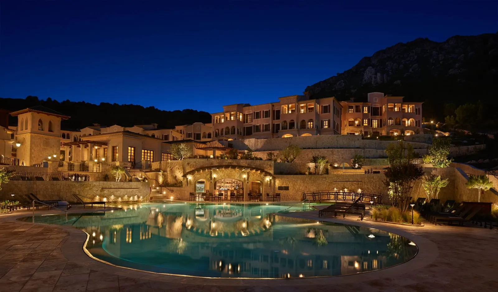 Cap Vermell Grand Hotel: The pool and the resort lit up at night