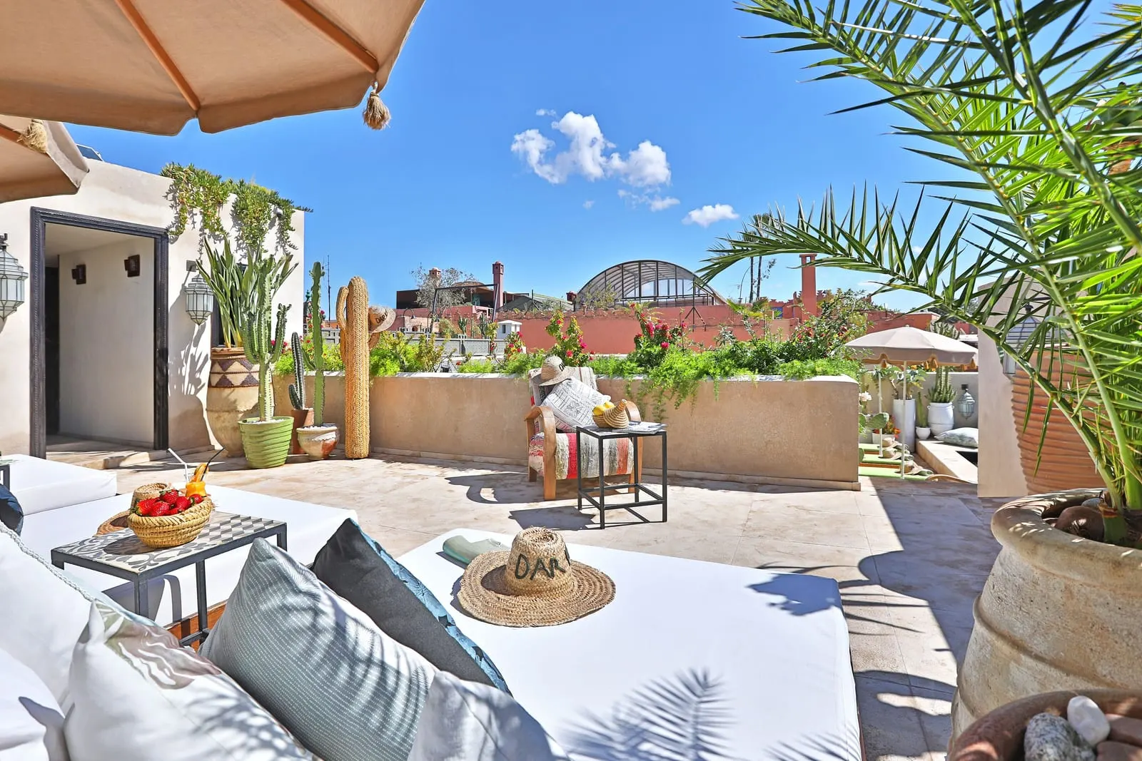 Dar Kandi: Daybeds and parasols on the roof terrace