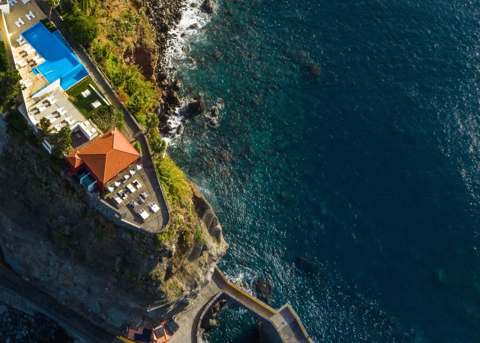 Estalagem da Ponta do Sol: The clifftop hotel and its pool from above