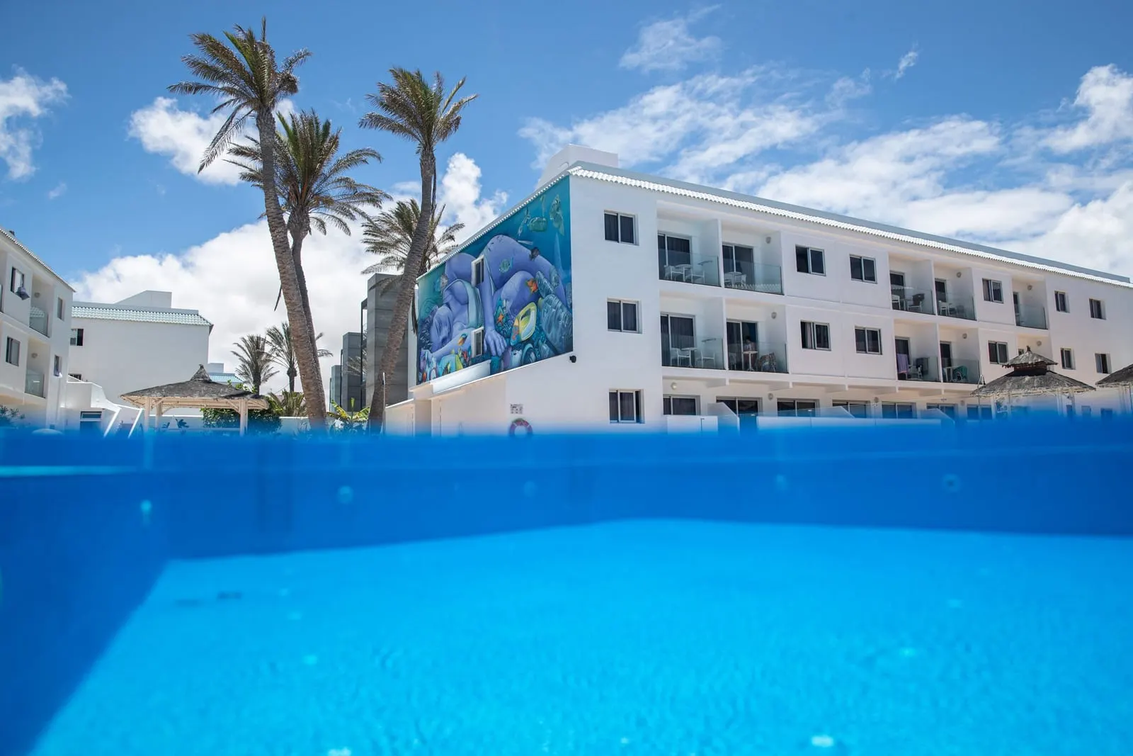Corralejo Surfing Colors Hotel & Apartments: The pool and the mural on the main block