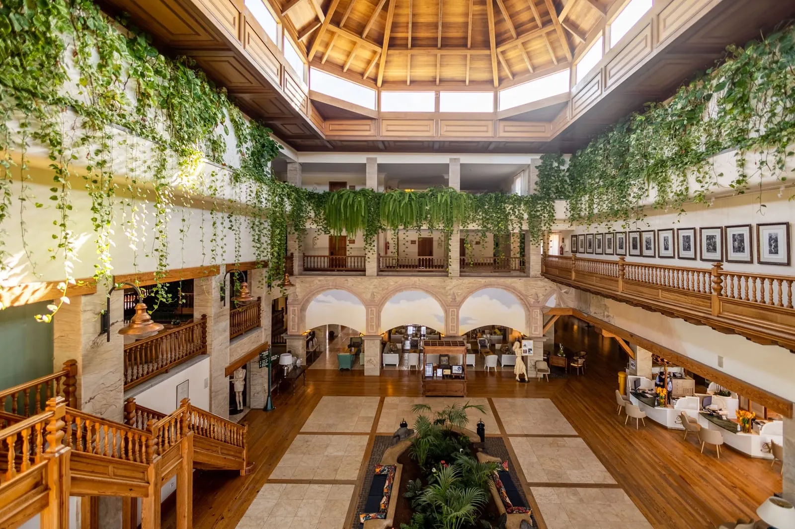 Princesa Yaiza Suite Hotel Resort: The plant-hung atrium under its wooden dome
