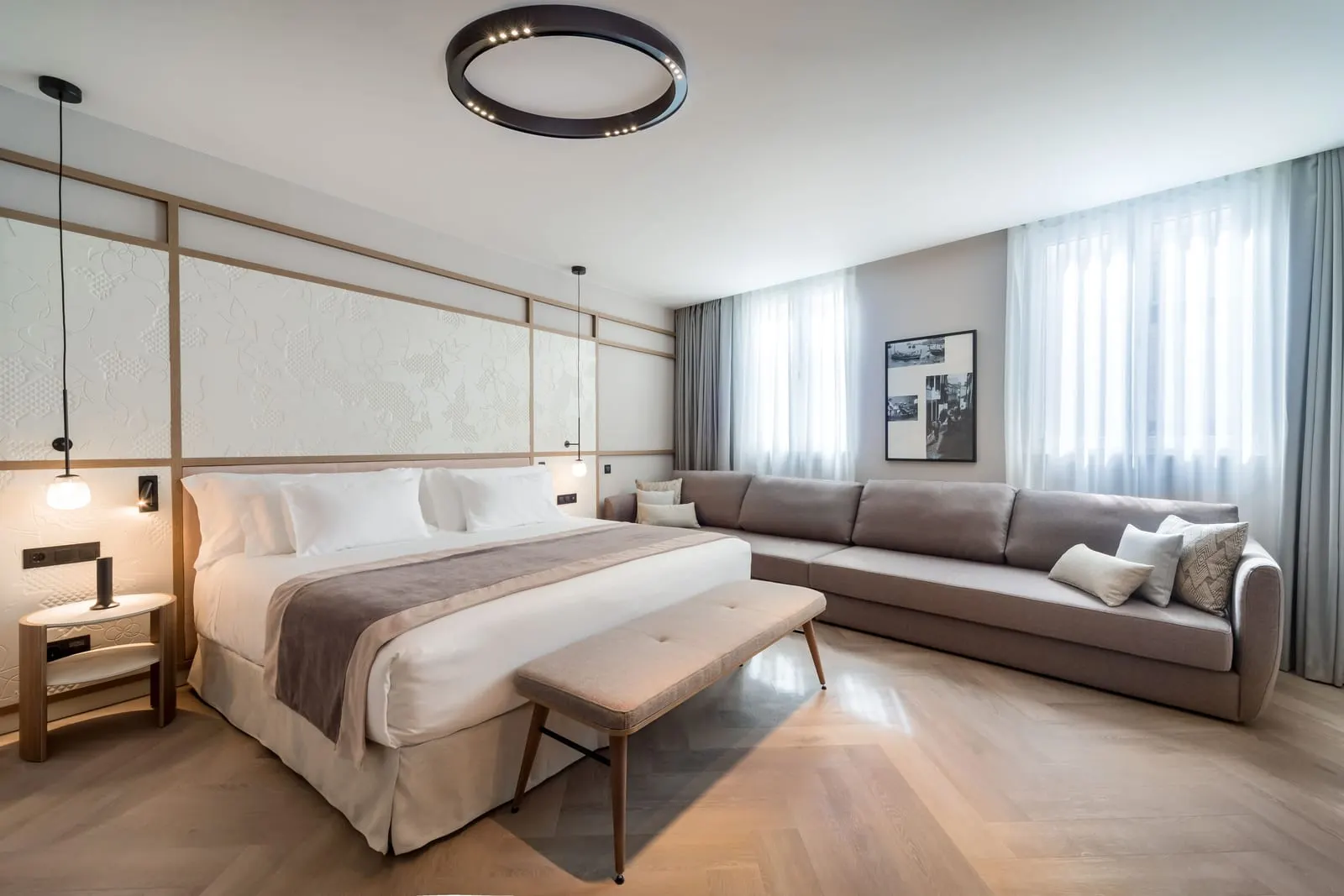 Barceló Funchal Oldtown: A room with a long sofa by the windows