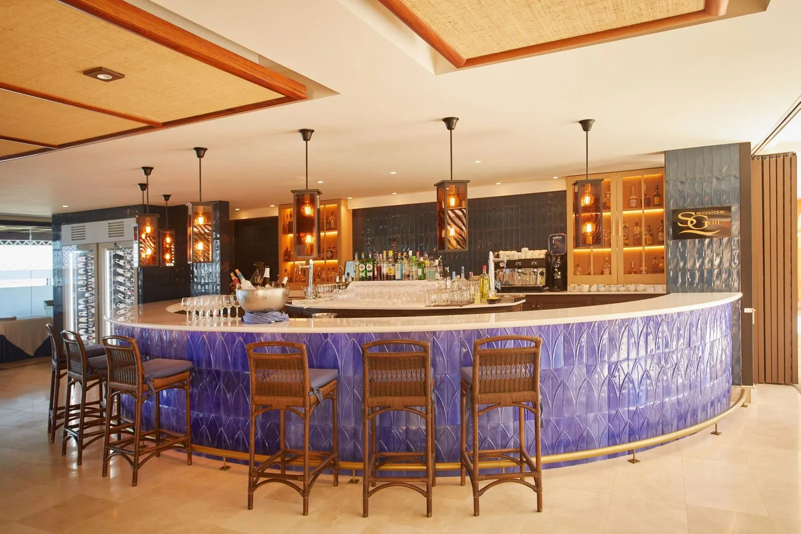 Secrets Bahía Real Resort & Spa: The blue-tiled bar