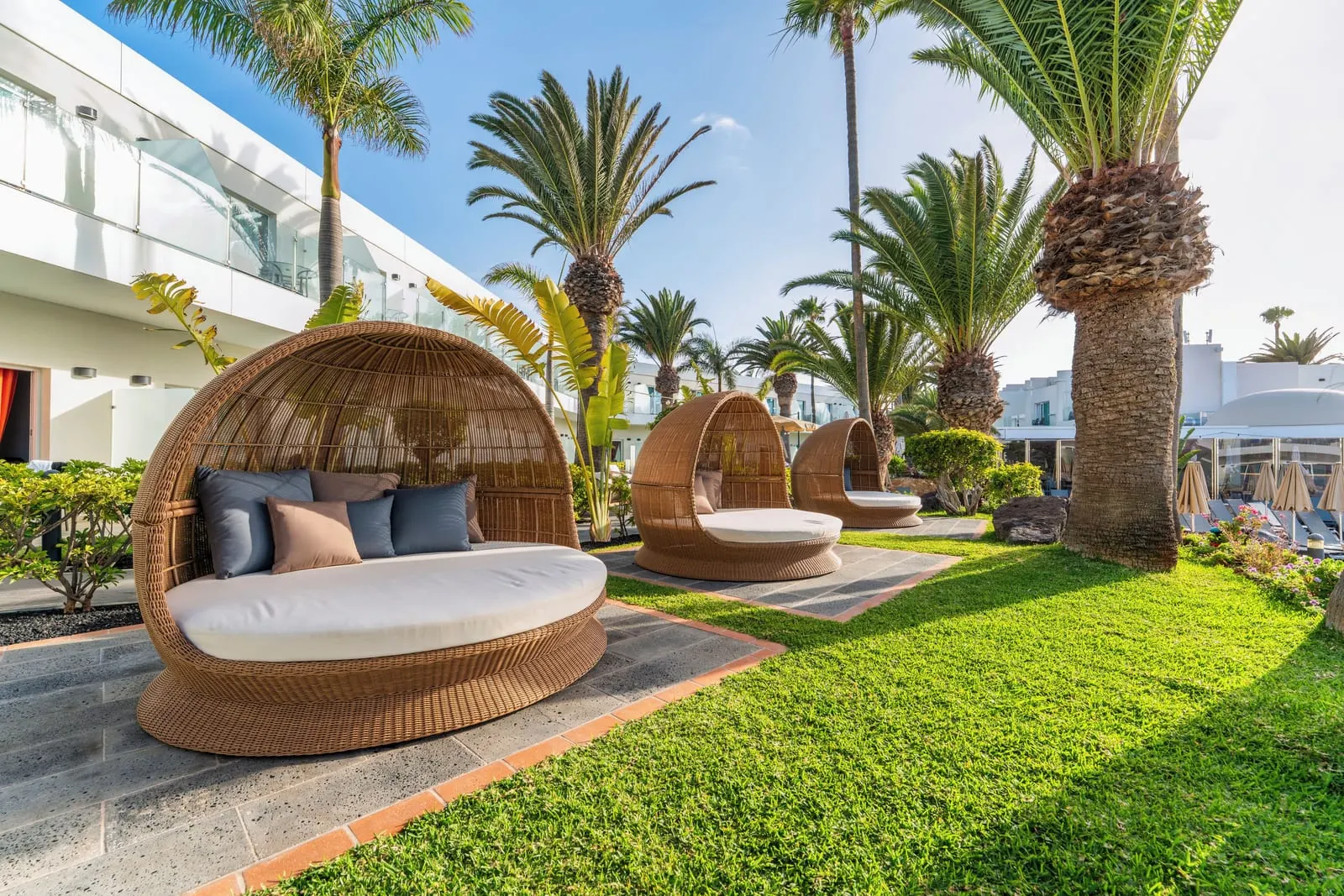 Barceló Corralejo Sands: Wicker day beds in the palm garden
