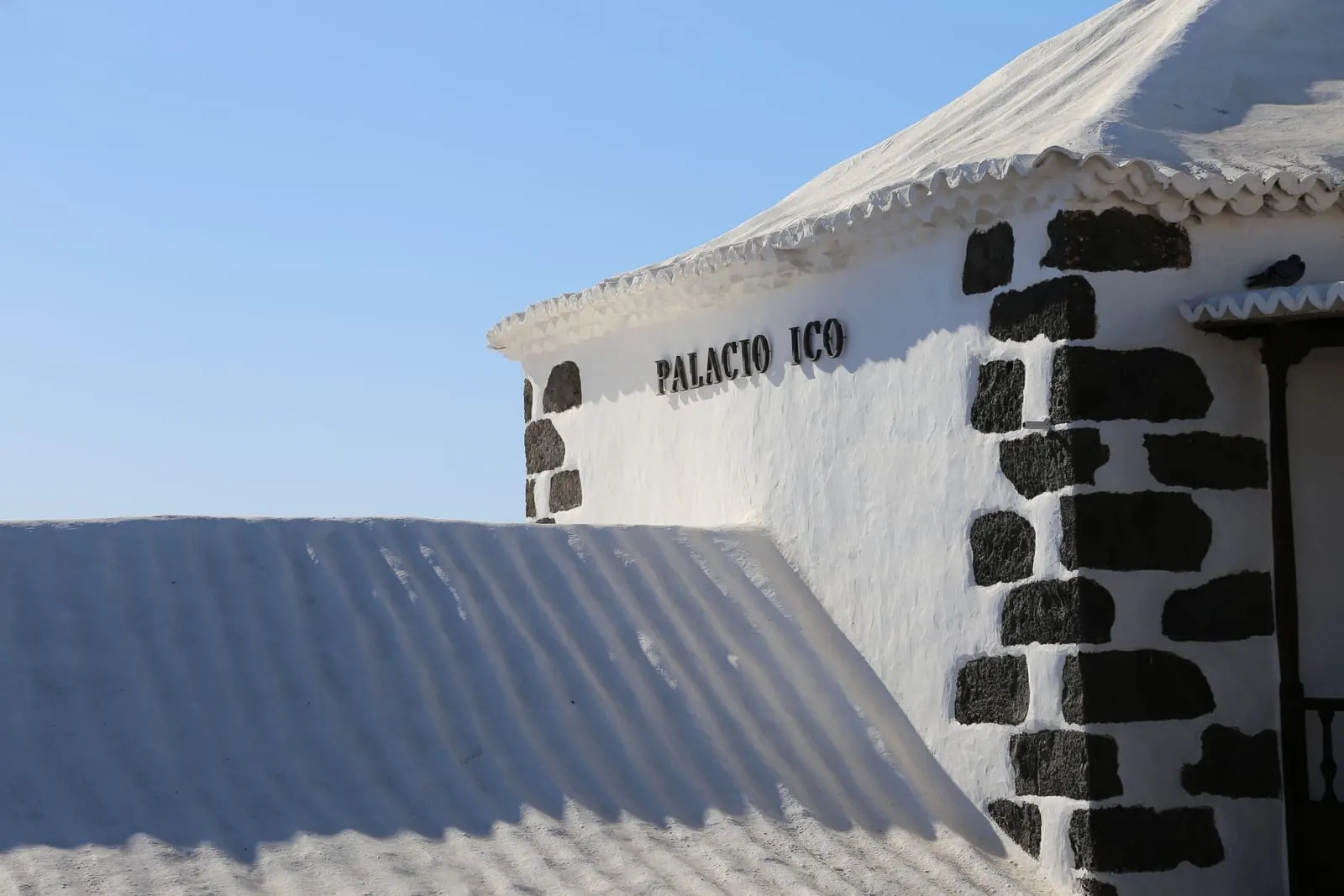 Hotel Boutique Palacio Ico: Whitewash and black stone on the house's corner