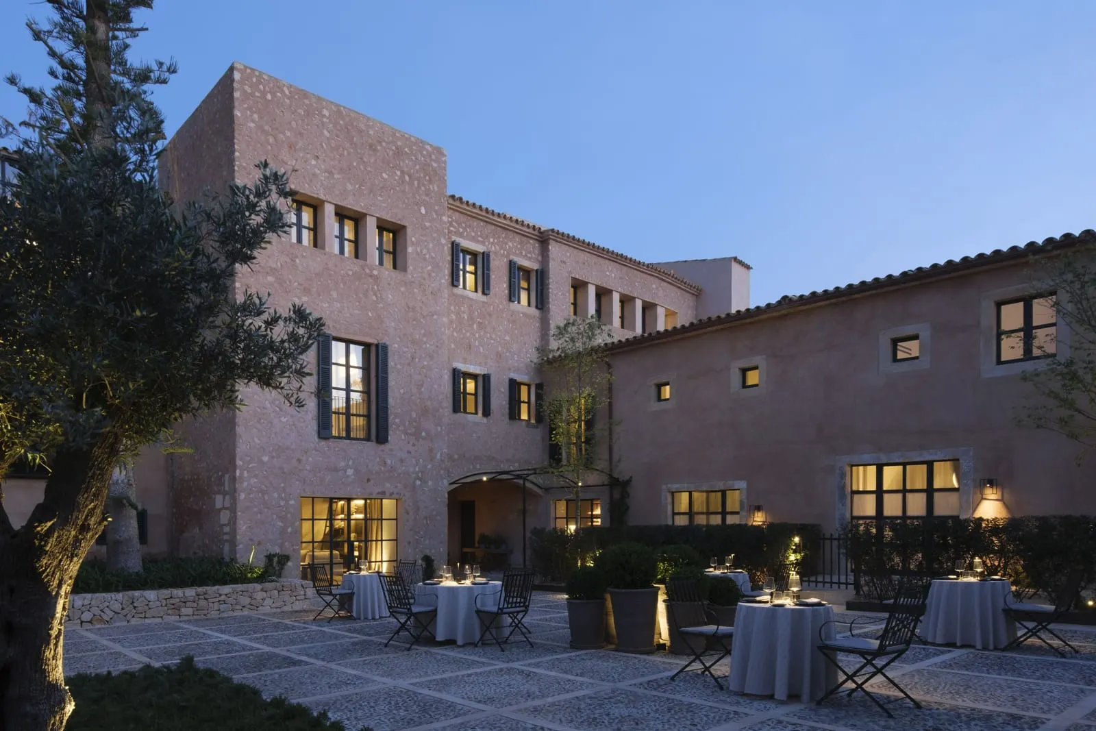 Can Ferrereta: Ocre's tables in the courtyard at dusk