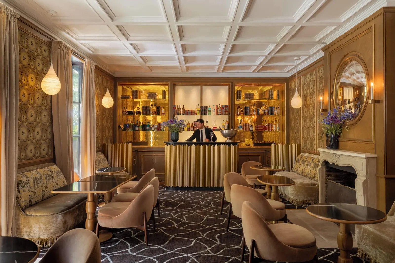 Le Pavillon de la Reine: The fireplace lounge and its bar