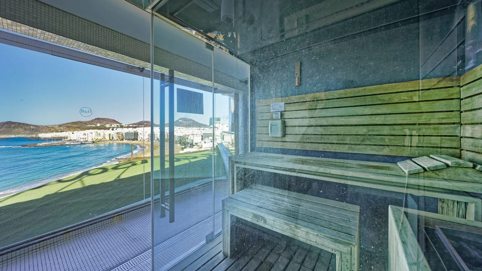 Bull Reina Isabel & Spa: The sauna, with La Isleta through the glass