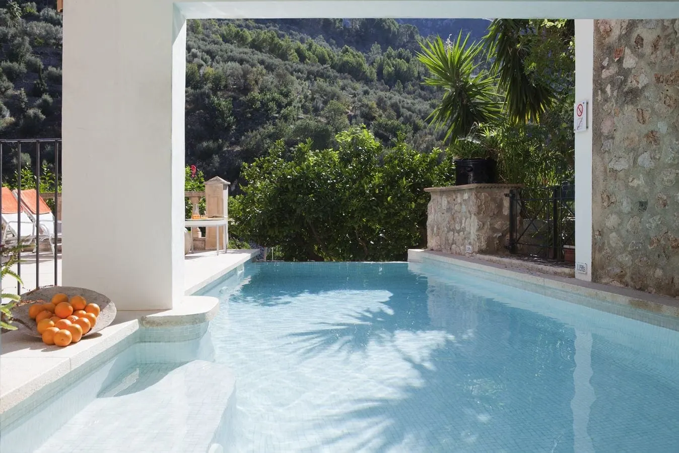 Fornalutx Petit Hotel: The small pool, open to the wooded hillside