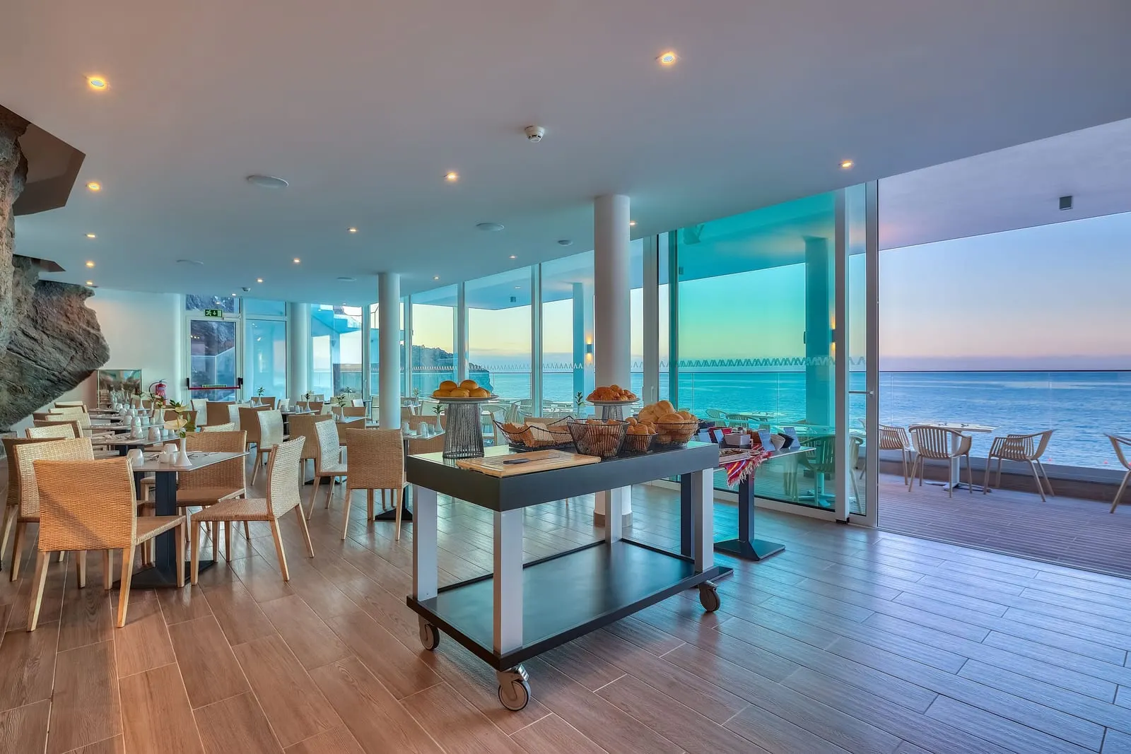 Sentido Galomar: Breakfast at the Atlantis, set against the cliff