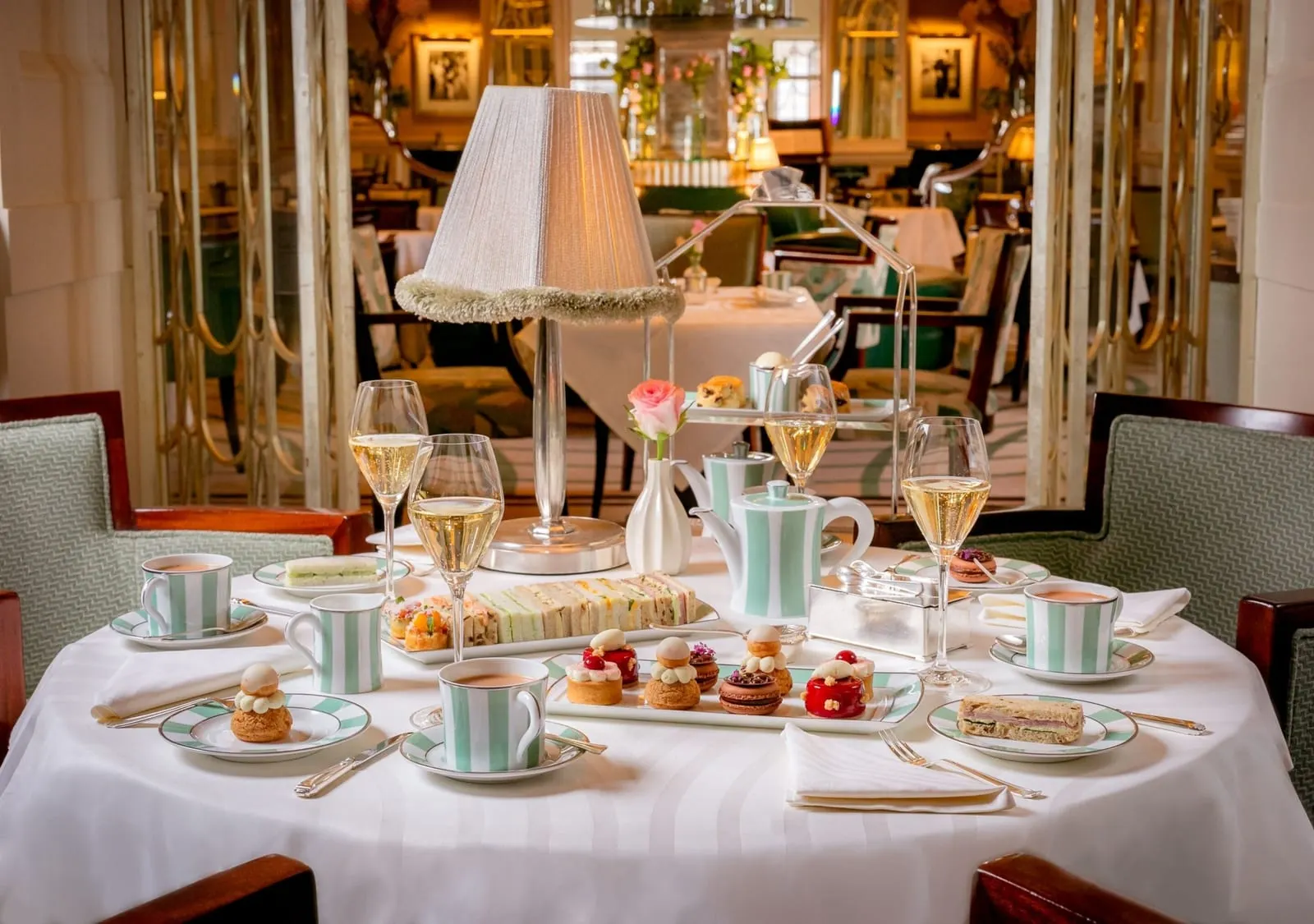 Claridge's: Afternoon tea in the foyer