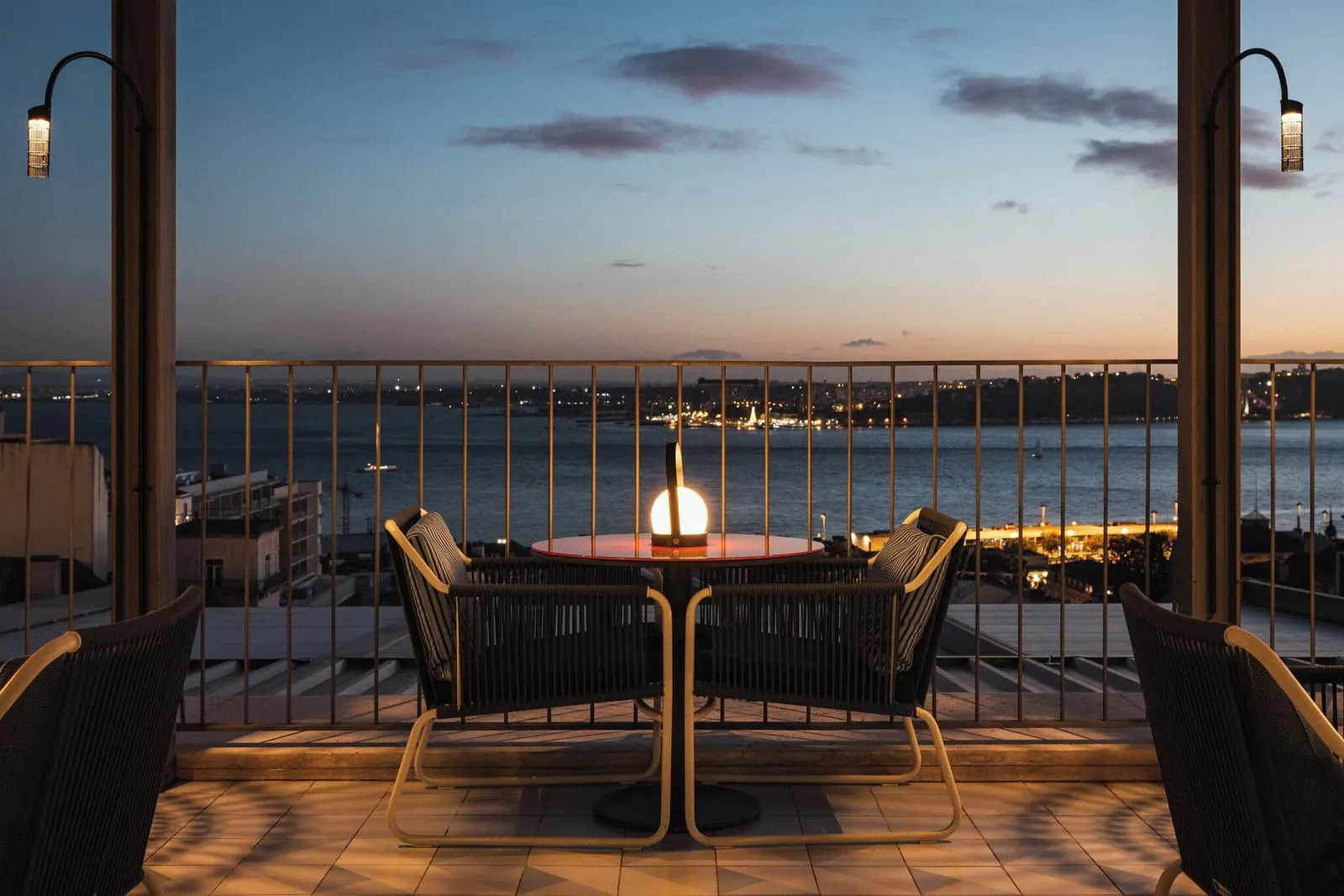 Bairro Alto Hotel: Rooftop terrace at dusk over the Tagus