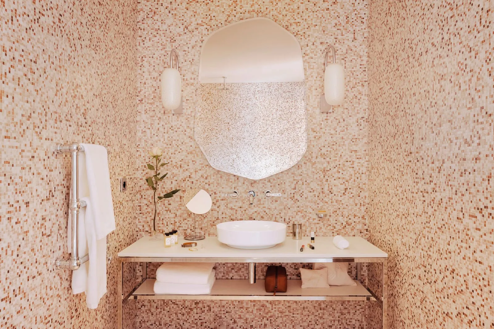 Hôtel Madame Rêve: A bathroom lined in small golden mosaic tiles