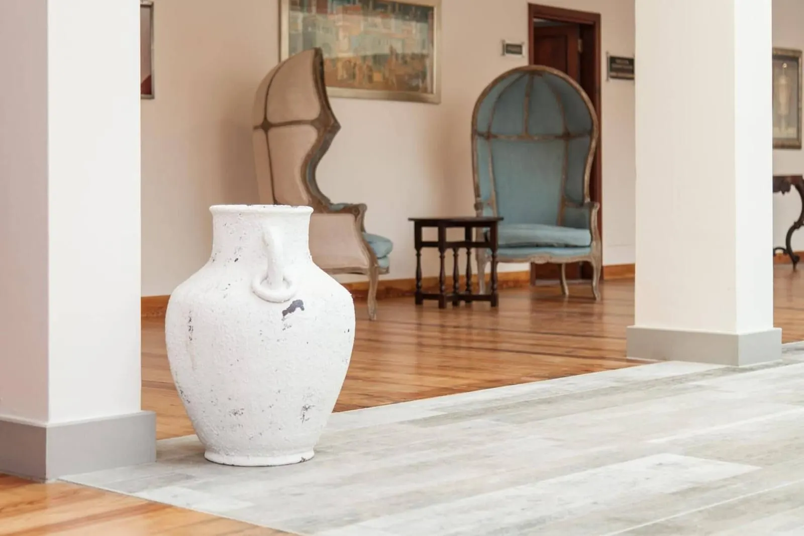 El Mirador de Fuerteventura: A white jar and hooded chairs in the hall