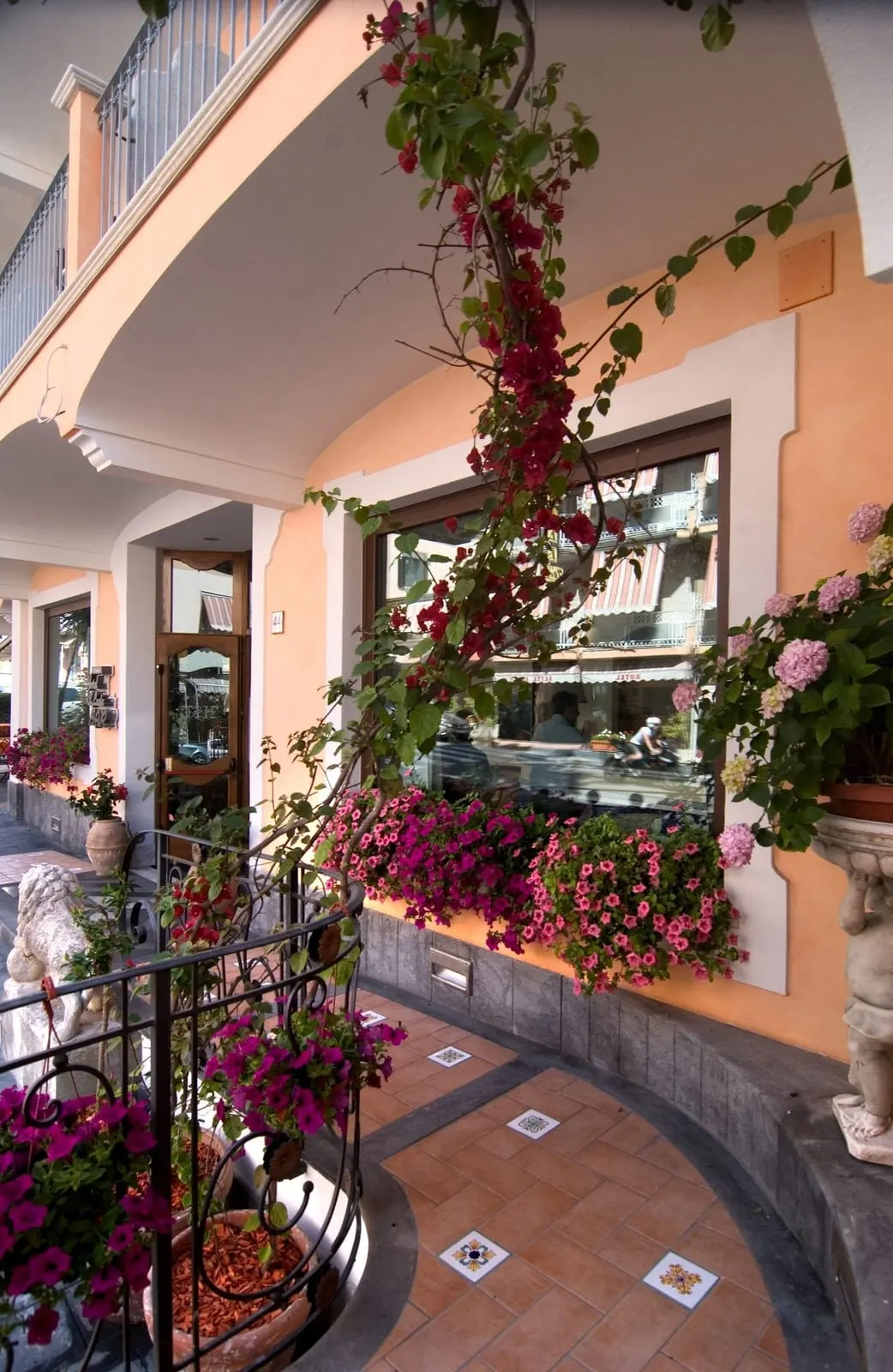 Hotel Santa Lucia: Bougainvillea at the hotel entrance