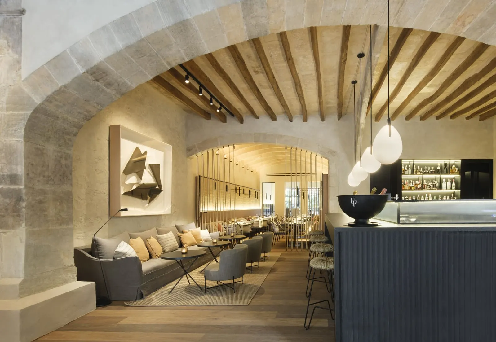 Can Ferrereta: Ocre's bar under stone arches