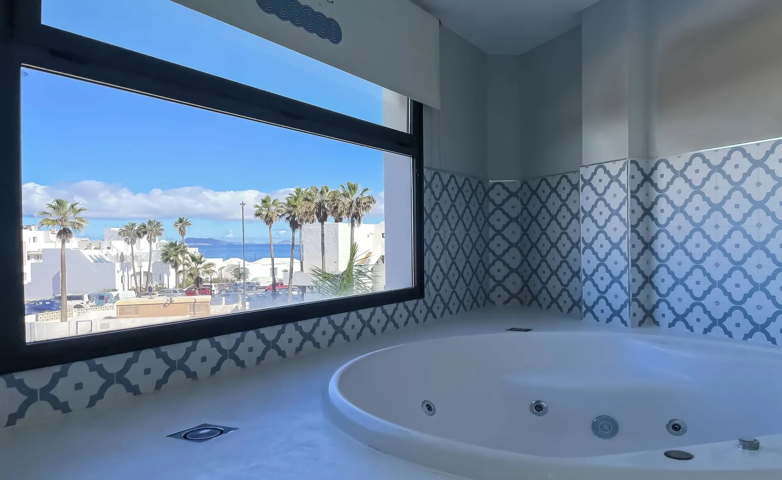 Corralejo Surfing Colors Hotel & Apartments: The jacuzzi in the Sky Suite