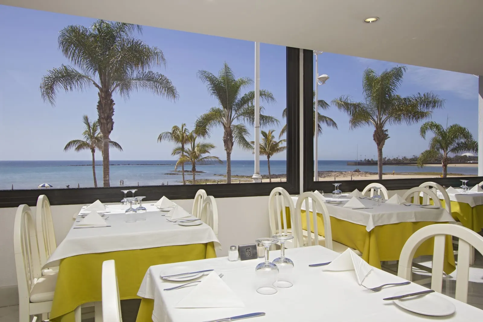Hotel Lancelot: The restaurant, with the beach beyond its windows