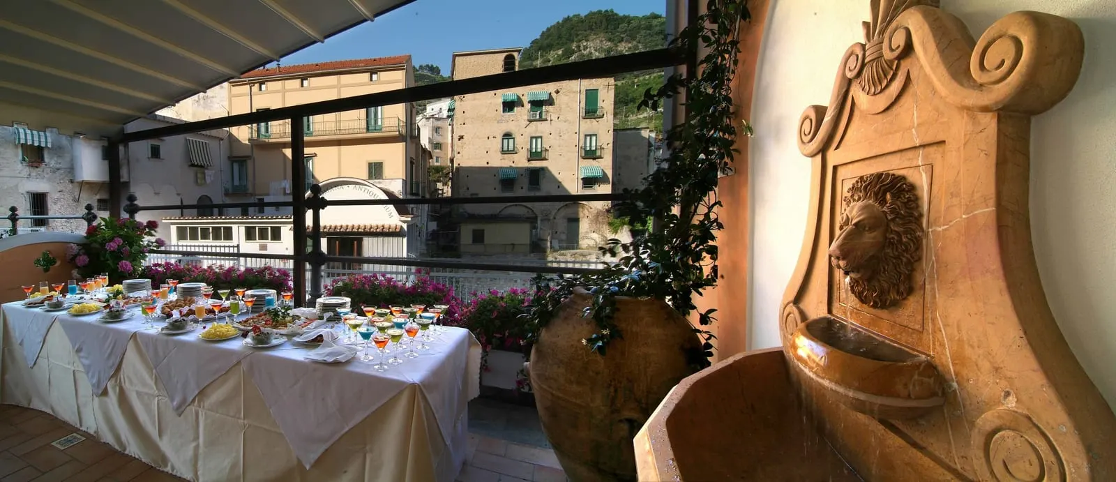 Hotel Santa Lucia: The breakfast buffet on the covered terrace